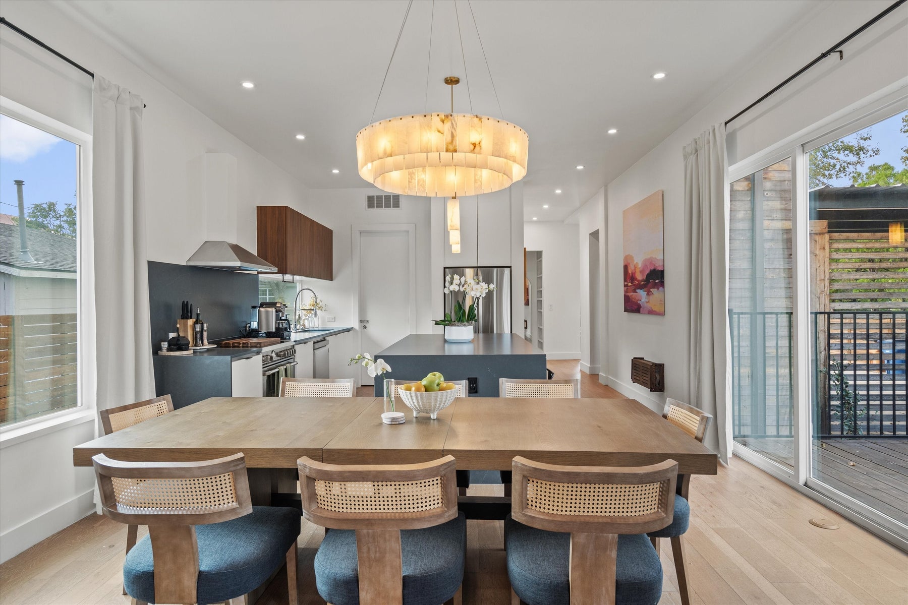 A Designer’s Guide to Choosing Alabaster Lighting for Luxury Interiors